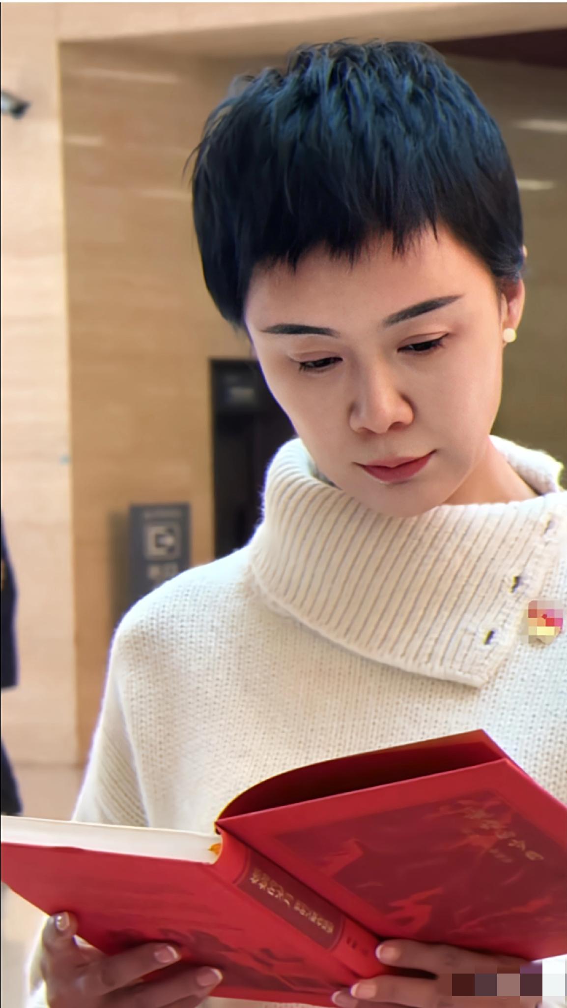 噩耗！贺娇龙主任离世，年仅47岁。一朵绽放在天山脚下的红梅，就此凋零。翻看