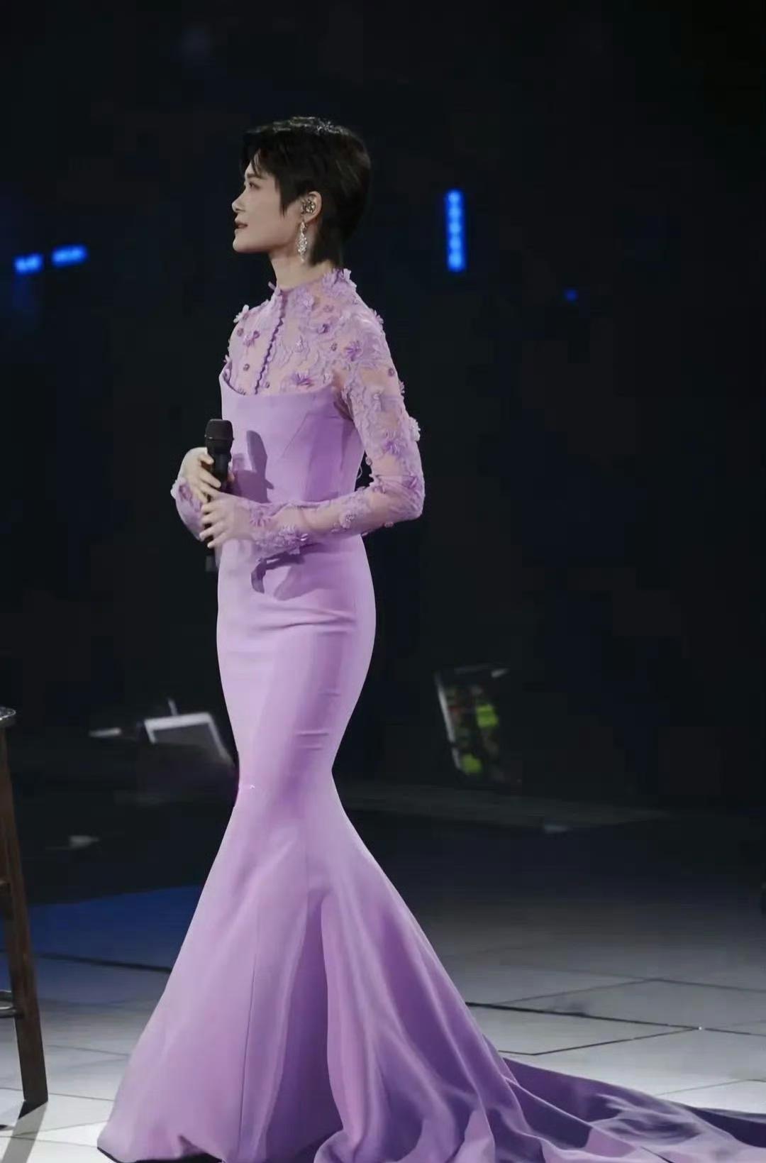 真是稀了奇了！李宇春竟穿了裙子还这么娇嫩的颜色，这反差就像火星撞地球，太有看头啦