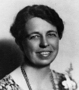 1947年4月16日，纽约，一栋普通公寓里。一个63岁的女人坐在打字机前，敲下了