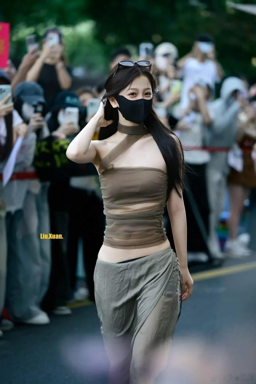 虞书欣审美真的好差。。穿的不伦不类的