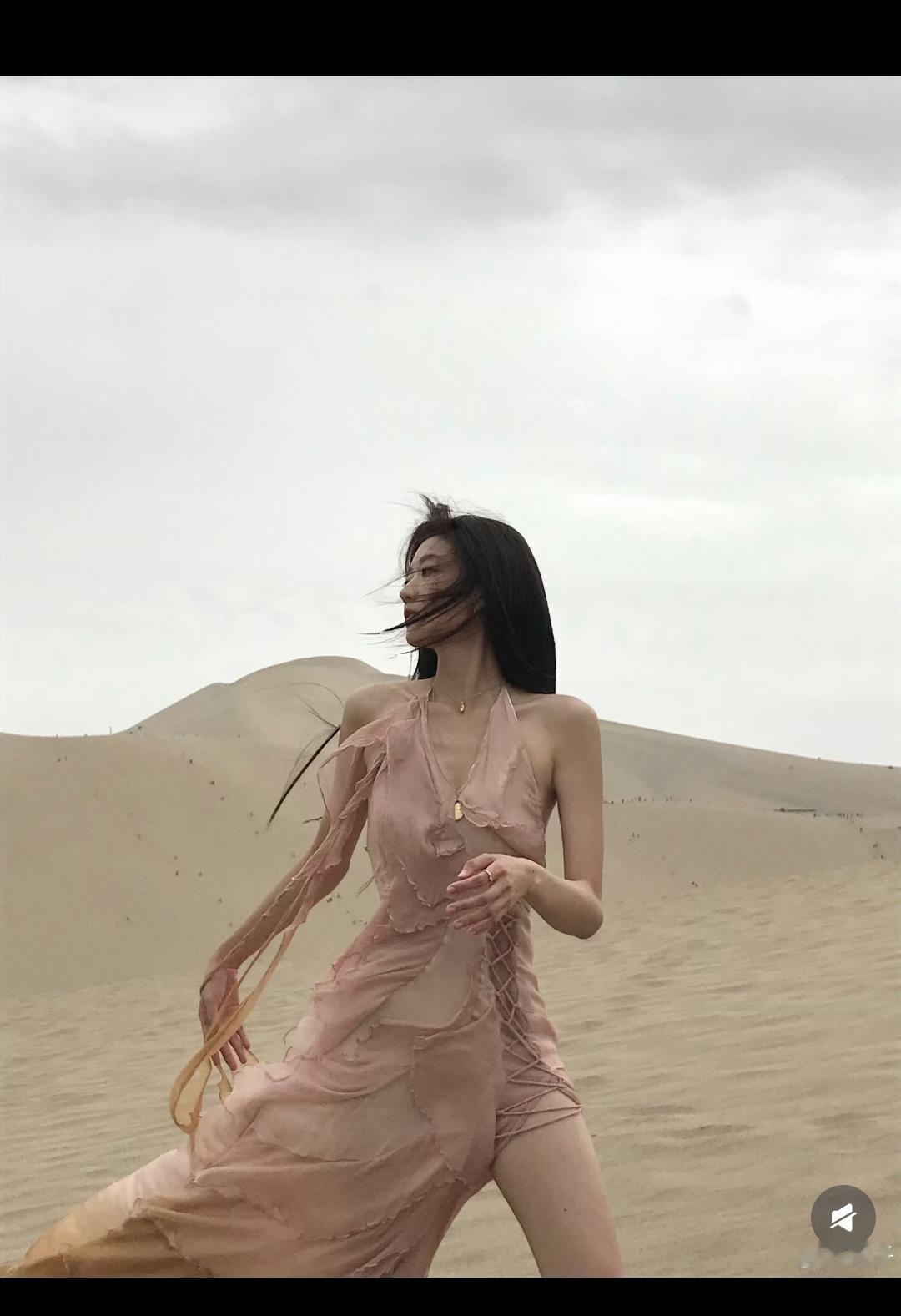 人长的好看，身材也好，怎么拍都是大片！只有我感觉她太瘦了吗？如果再圆润一点真的