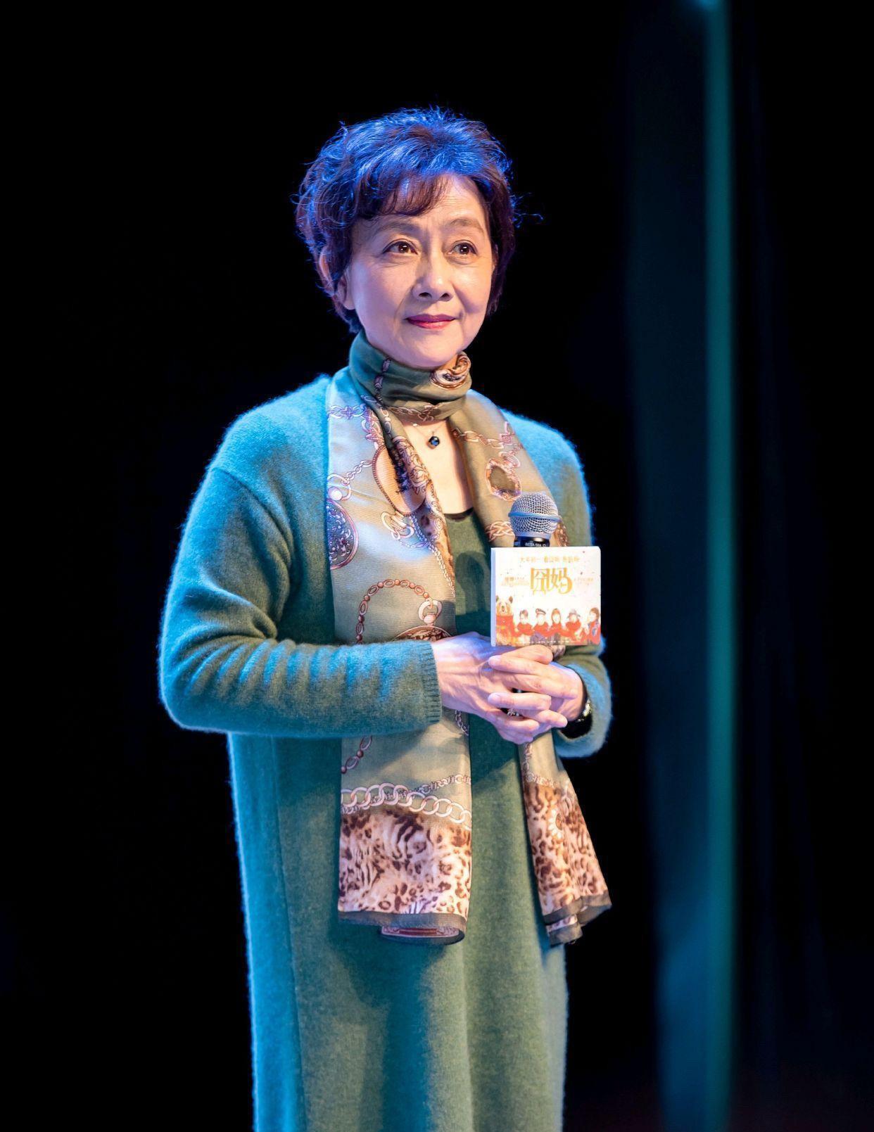 没有美颜和滤镜的镜头中，70多岁的女明星还是这么优雅，比刘晓庆和倪萍都美。虽然头