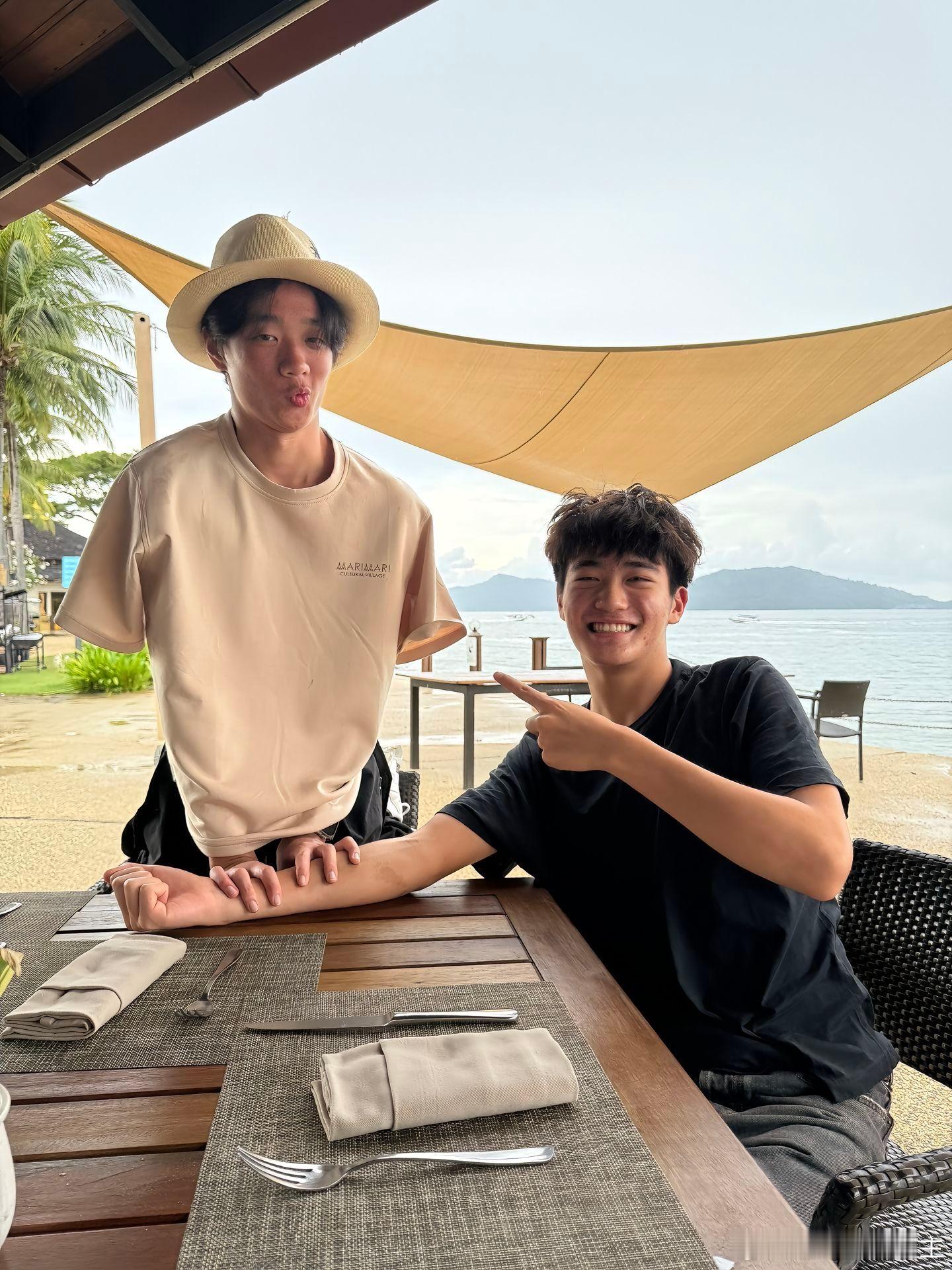 杨阳洋Joe合照杨威儿子曹格儿子合照杨威儿子杨阳洋和曹格儿子Joe合照，爸爸去