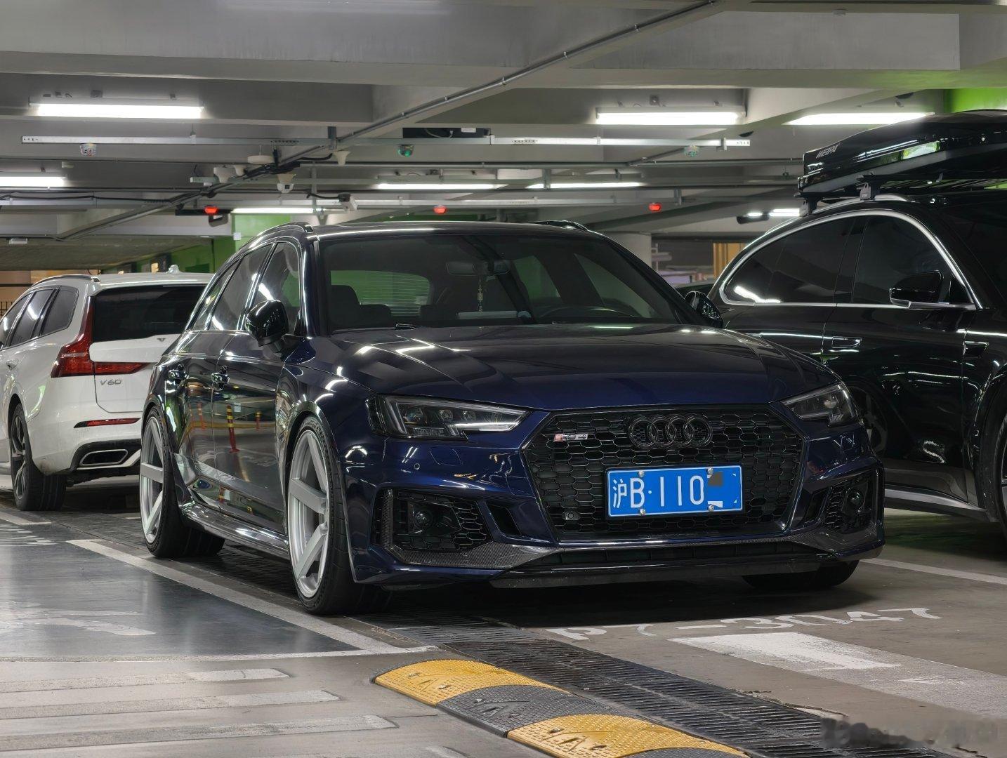 机场停车场看到个奥迪RS4真帅啊