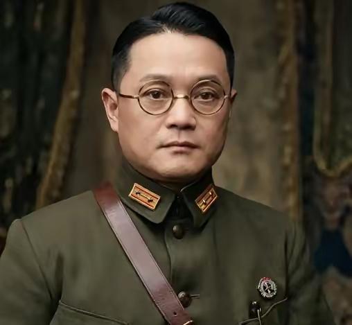 1949年，国军上将潘文华决定起义，却发现七姨太是特务，为了不打草惊蛇，他对七姨