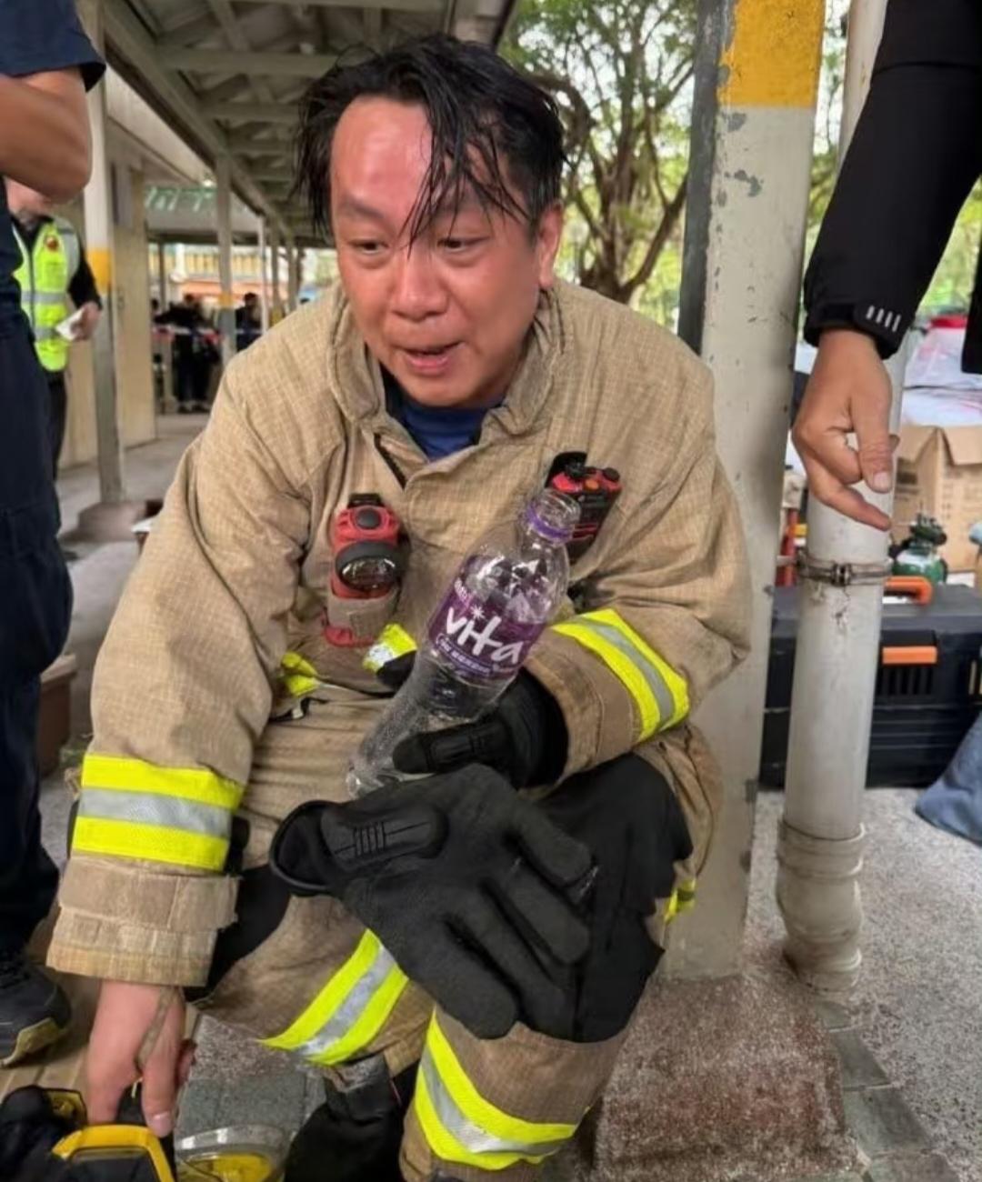 香港大火妻子被困23楼丈夫远程指导自救细节藏生存的关键这位丈夫的视频发出