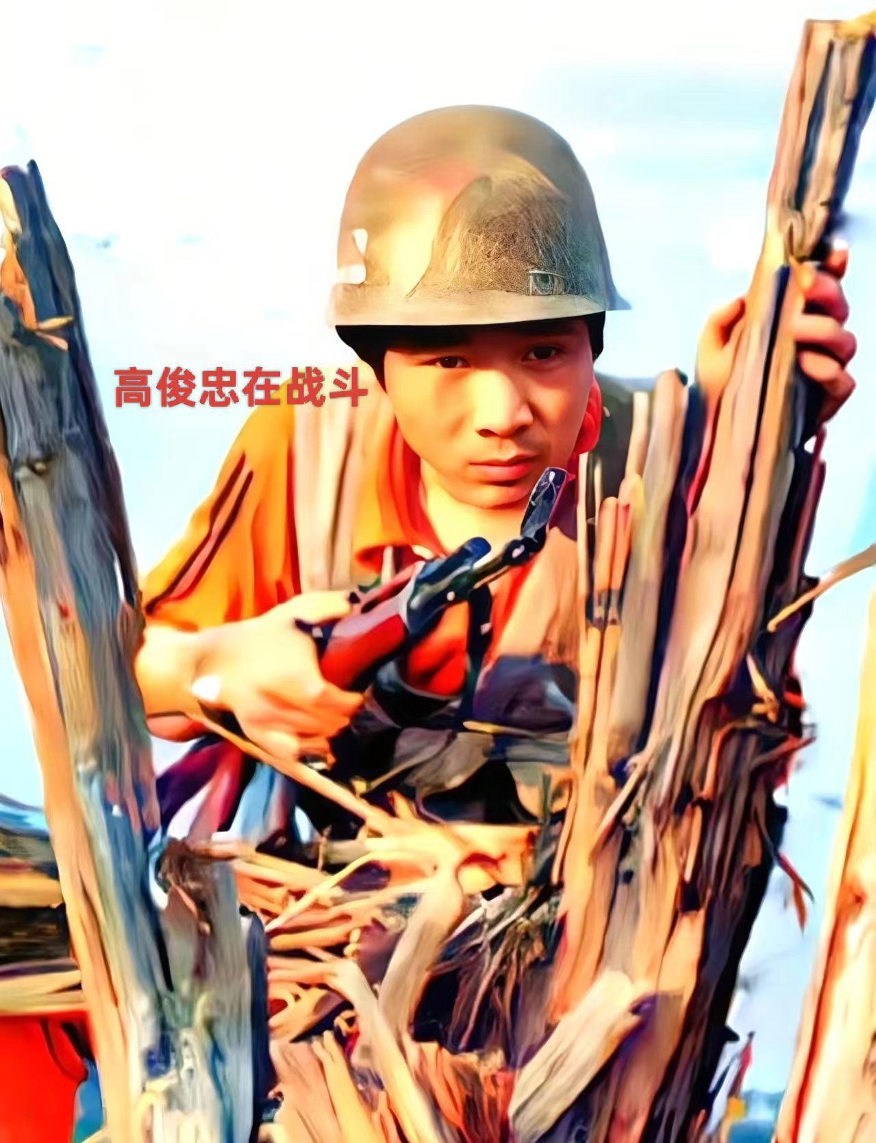 照片中的这位年仅17岁小战士名高俊忠。他是轮战部队火箭筒射手，吴明玉是副射手，他