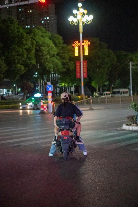 那年我开幼儿园，某一天，来了一位抱着孩子的少妇来应聘，我想也不想拒绝了，她却扑通