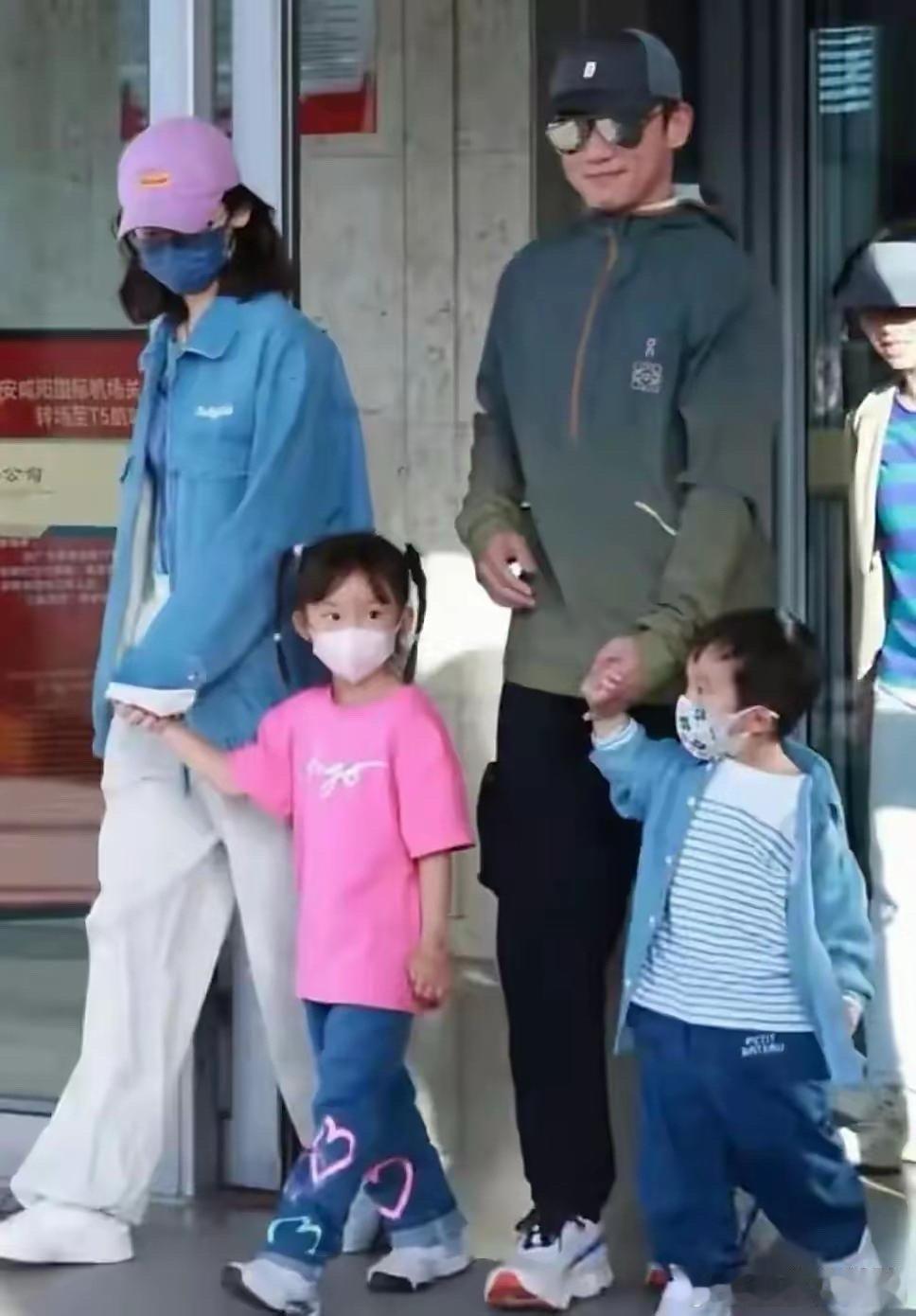 郑恺苗苗晚上出来看电影，夫妻俩都穿着拖鞋，手拉手身高相差无几​​​