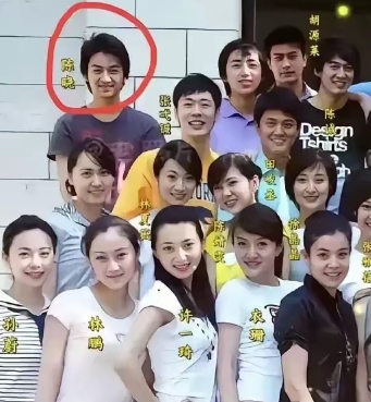 男明星陈晓读书的时候颜值很一般，并没有想象中的帅气，看起来就像邻家的男孩一般，别