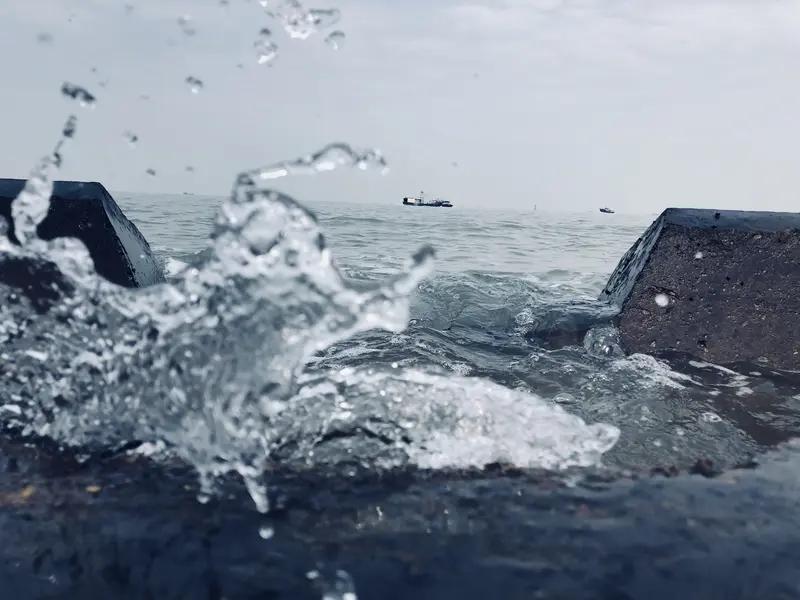 “人不可貌相”的经典下联是“海水不可斗量”，这话出自《西游记》。它告诉咱不能光凭