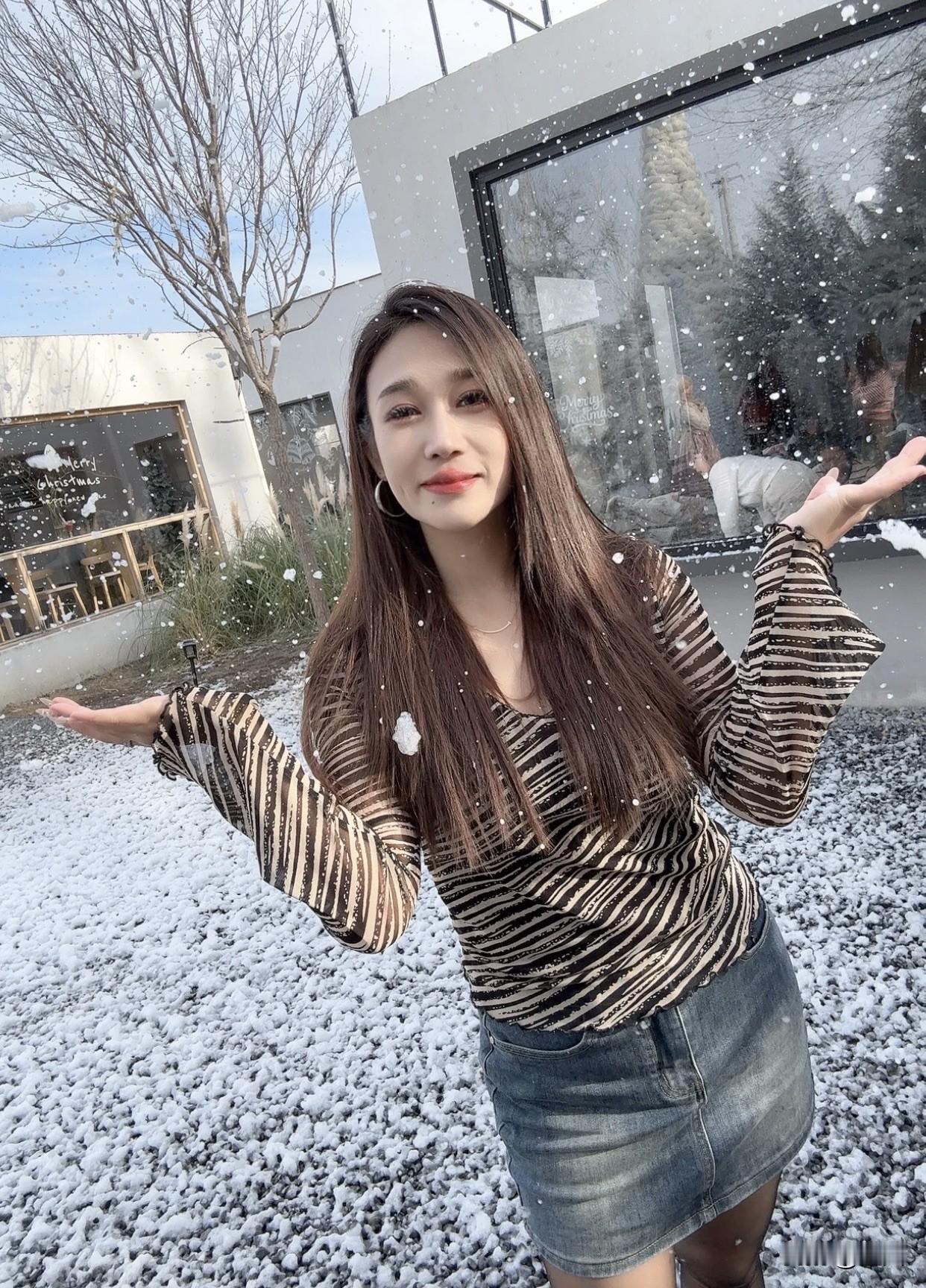 真正的美也自带气场，是由内而外的自信从容，一颦一笑落落大方，在人群中轻松成为焦点