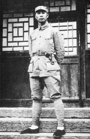 1937年，杨成武请地主吃饭，随后要地主们捐款抗日，一向抠门的地主王莆伸出五根手