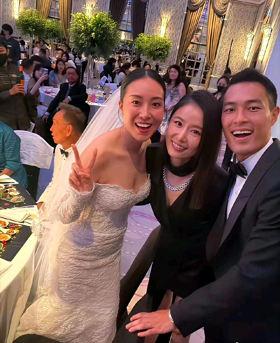 50岁林心如参加朋友婚礼，新郎新年纯素颜，新郎新娘太有夫妻像了，我觉得林心如站侧