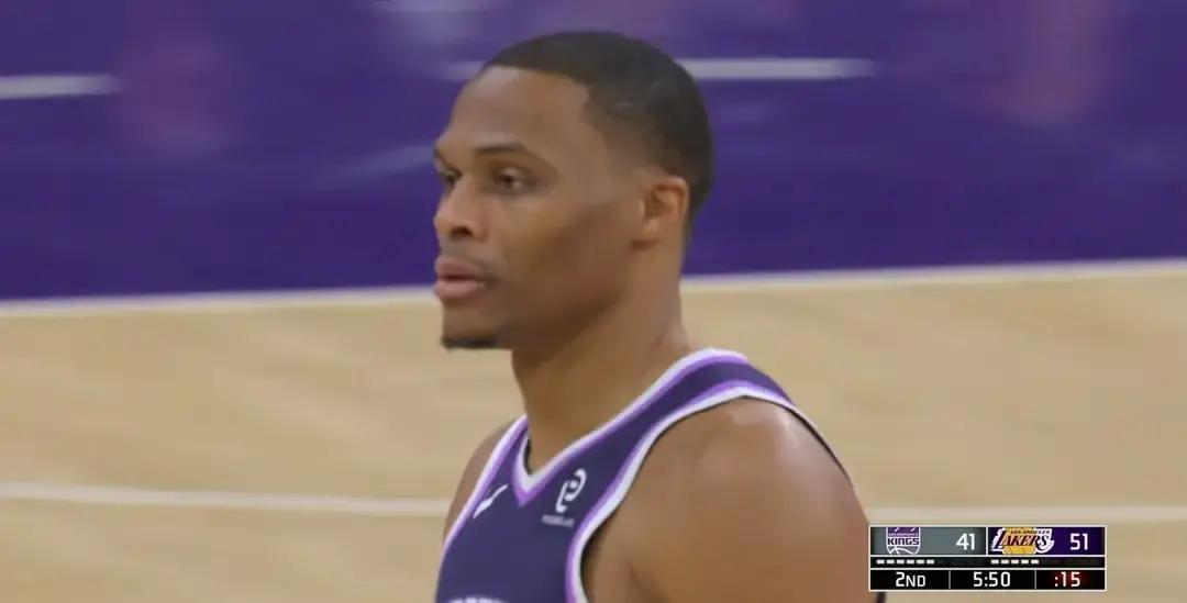 威少半场梦游9分湖人球迷笑早了。国王刚打完5天4战，威少右手腕肿得贴满冰袋