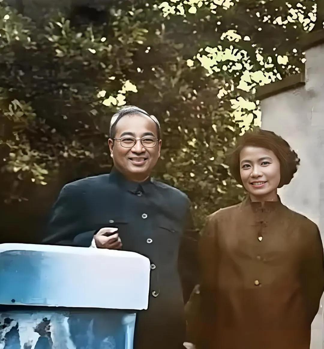 1960年，病重的陈赓大将与聂荣臻元帅之女聂力留下珍贵合影。病榻上的陈赓瘦得