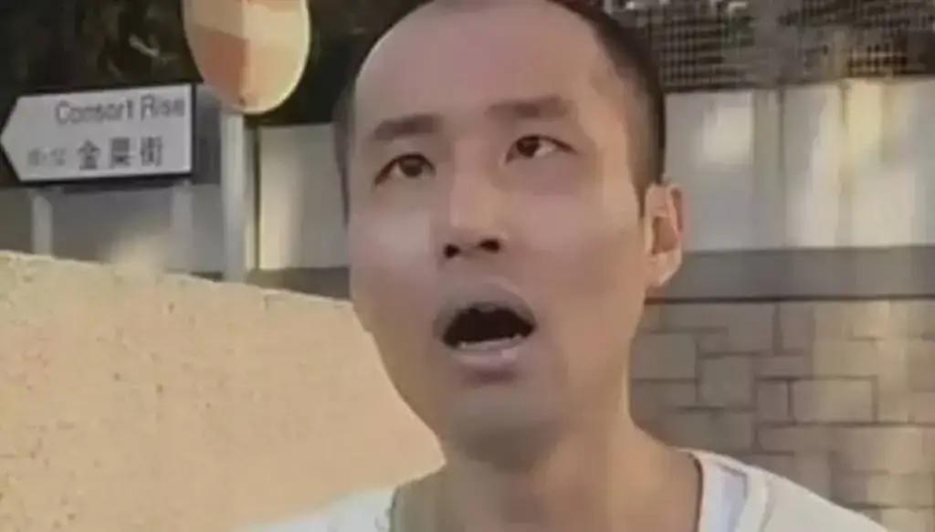 TVB老戏骨王伟梁，演了23年疯子、傻子、太监，200多部戏，脸熟名不熟。201