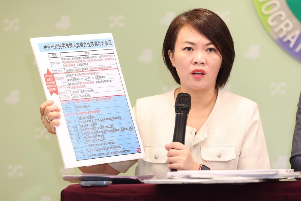 遭爆又大量索资简舒培脸书被出征：别再浪费纸了国民党台北市议员杨植斗日前揭露匿