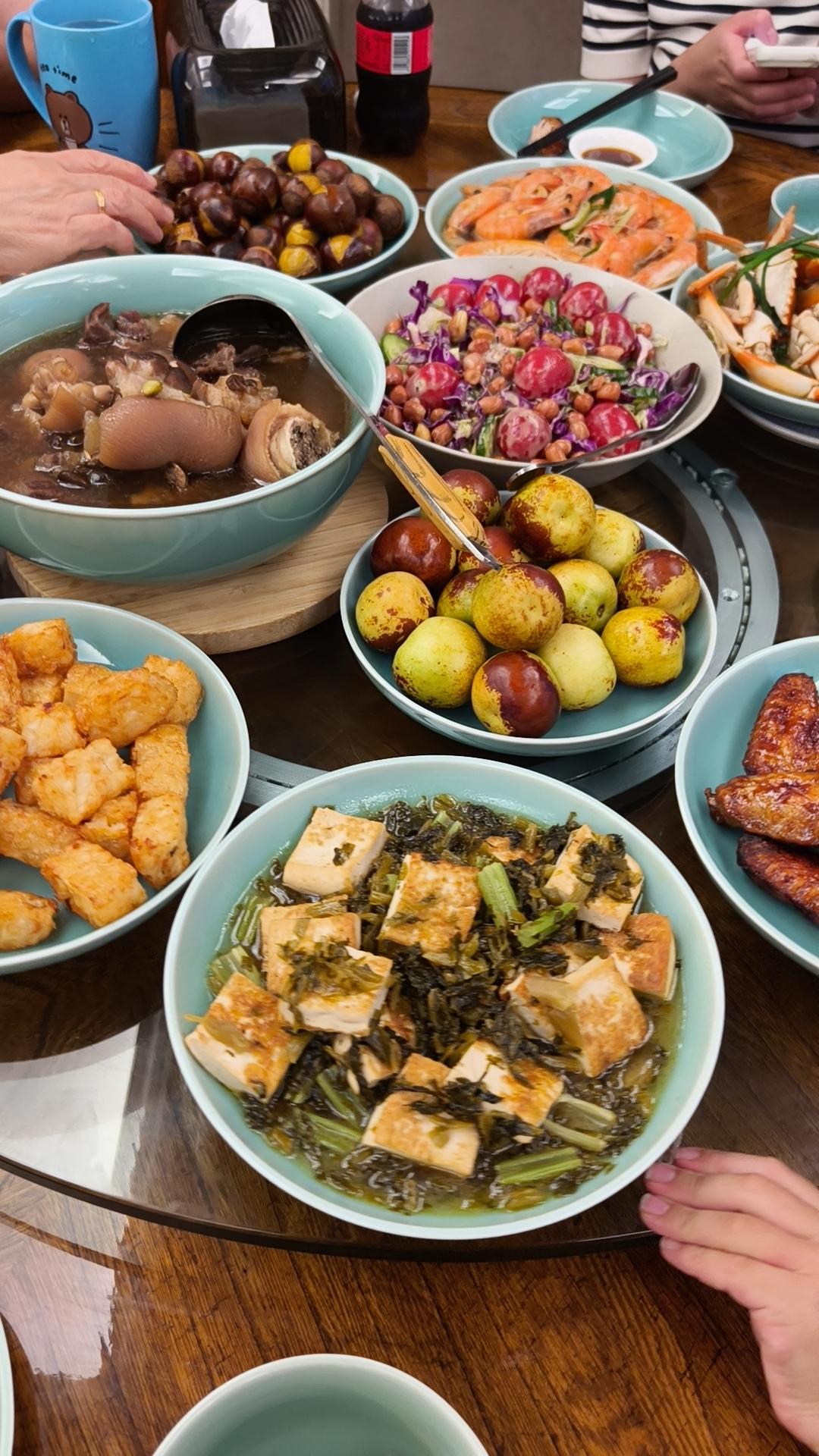 今天去亲家母家里吃饭，她张罗的饭菜看着满满当当十分丰盛，可细瞧下来，其实没什么名