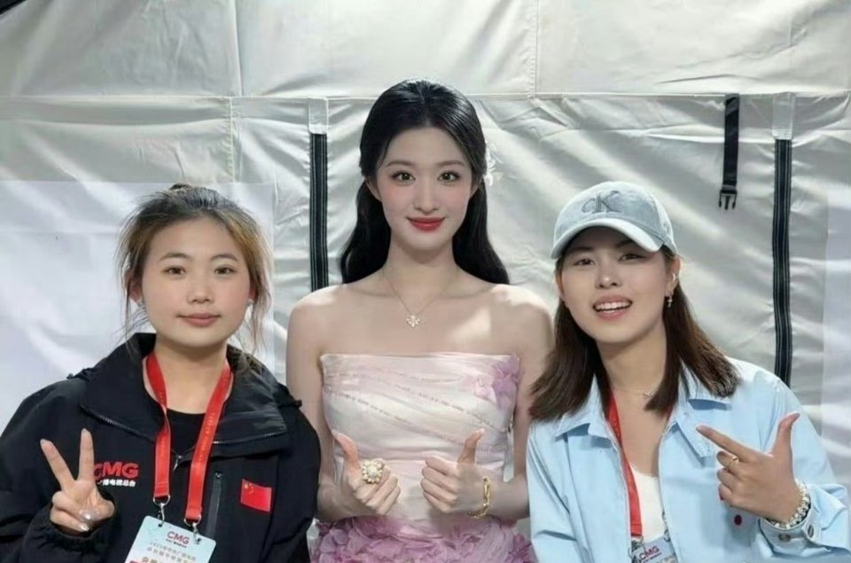 王楚然和素人合照，才显出体形很大只，这脸小小的​​​