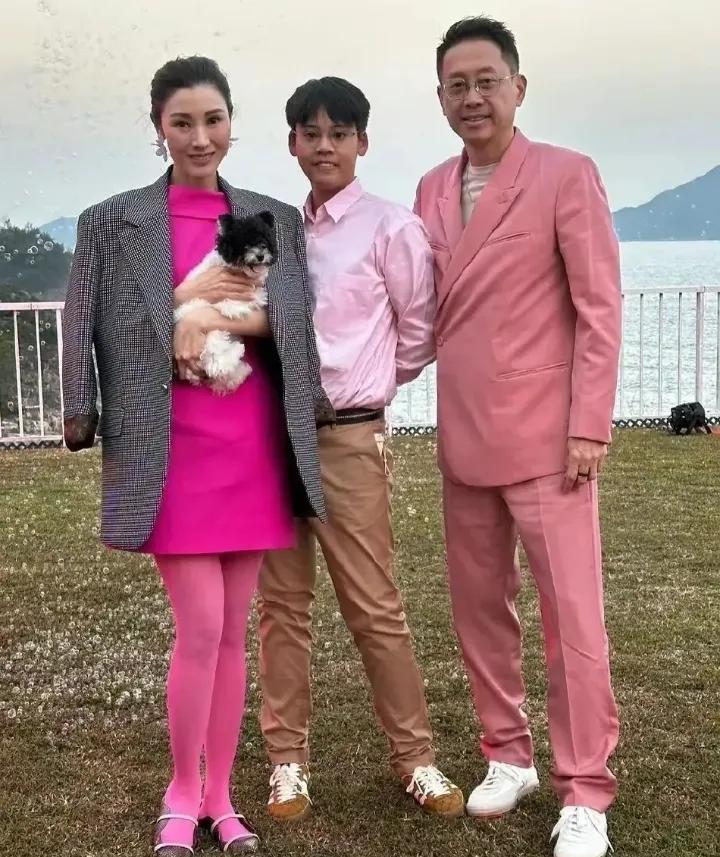 50多岁的李嘉欣成香港娱乐圈最大赢家，60多岁的丈夫许晋亨跟儿子长得帅又有钱，这