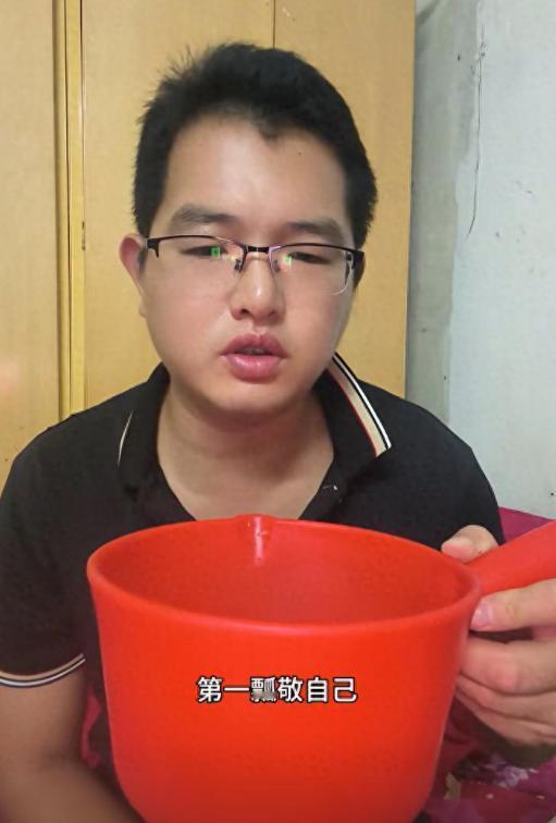 全网最惨六杯酒视频，20年间小伙全家都接连离世，只剩植物人母亲，但他最撑不住的时