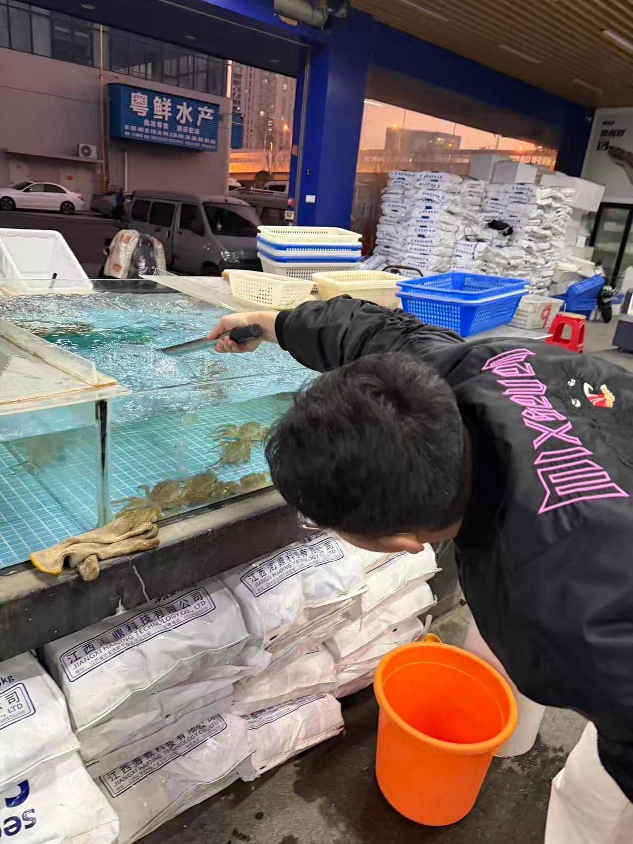 第一次到海鲜批发市场“捞”螃蟹，一问价格人傻了，比家旁边还贵