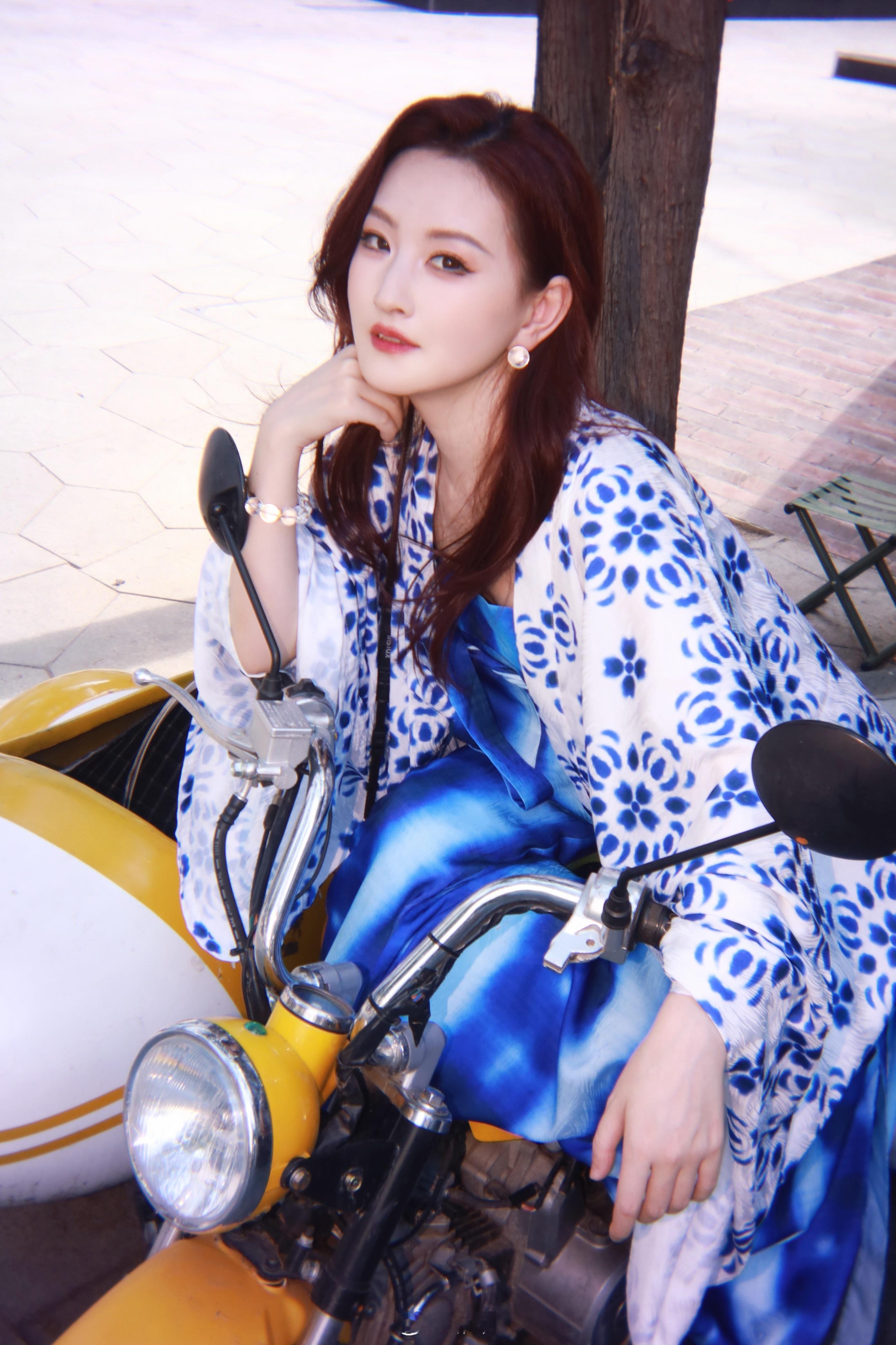 当我穿汉服时突然想起来自己是现代人摄影:汉服日常当然要多拍照
