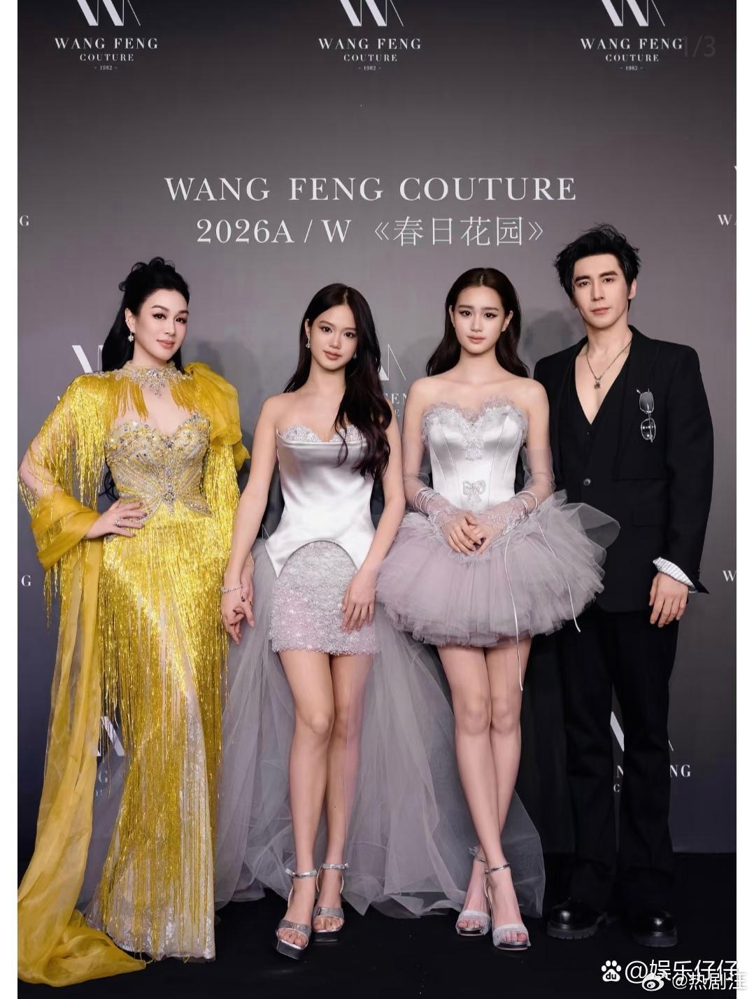 钟丽缇两个女儿够美了，但是再看一眼左边的她，还是觉得她美的无法形容。