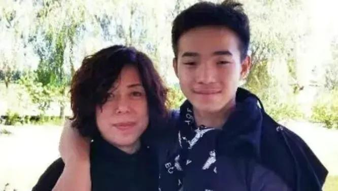 1995年，赵丹在哈尔滨车站捡到一个聋哑弃婴，婆家不同意收养，赵丹便和丈夫离了婚