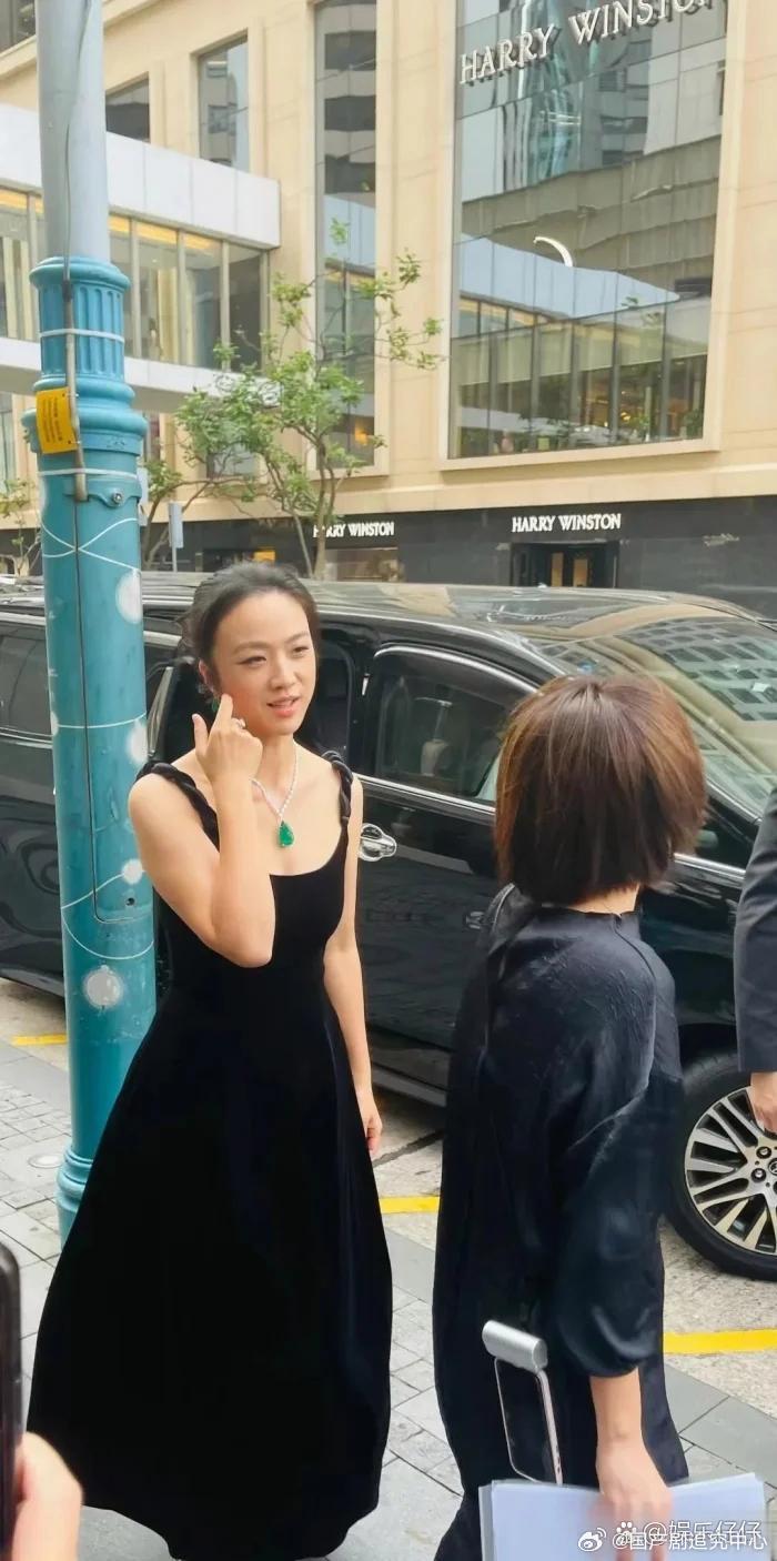 真心说，汤唯应该去健身，毕竟是女明星，身材和脸部管理还是必要的事。