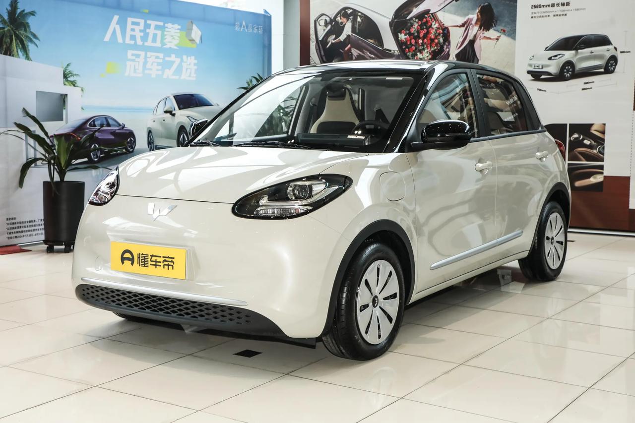 如果是第一辆车，可以接受二手车，我的建议是先买个便宜的5万块以内的二手车按照如