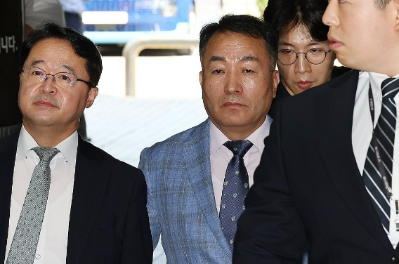 韩国海军特检组23日表示，计划以嫌疑人身份再次传唤逮捕令被驳回的前海军陆战队司令