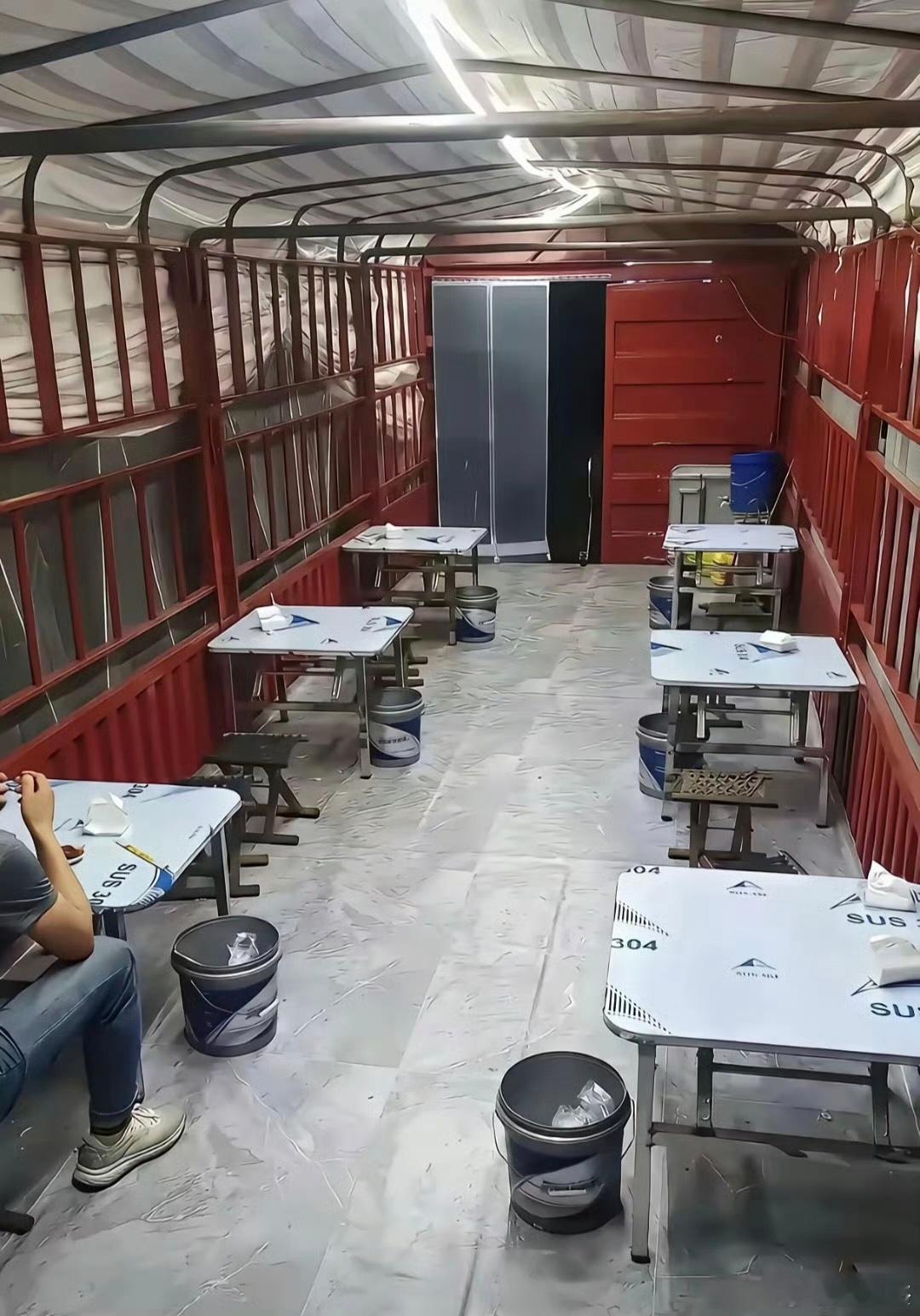 货车改成夜宵餐厅，会做生意的，比租房合算。​​​