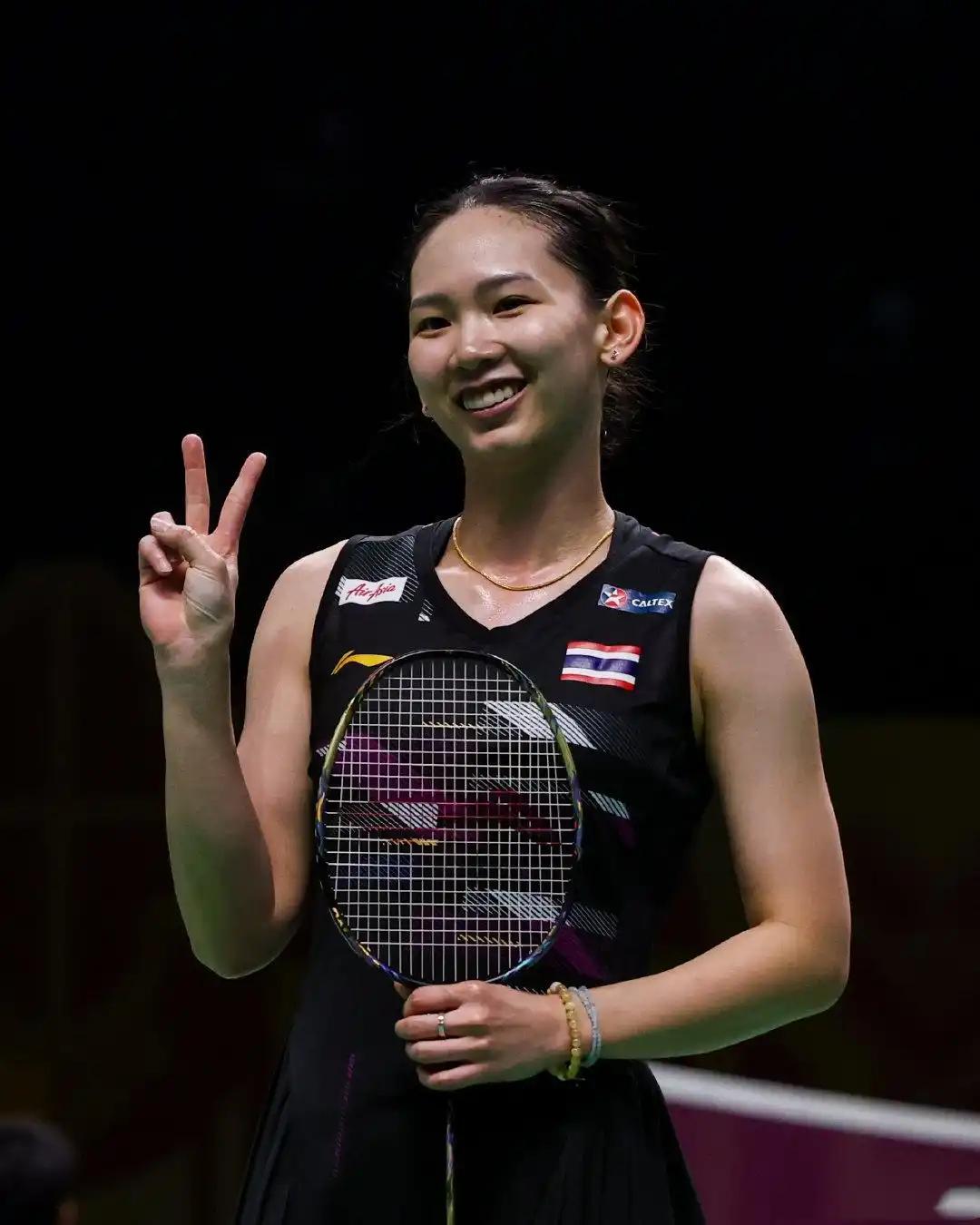 刚刚结束了一场泰国羽毛球大师赛女单资格赛决胜轮的较量，泰国21岁选手提达普龙，发