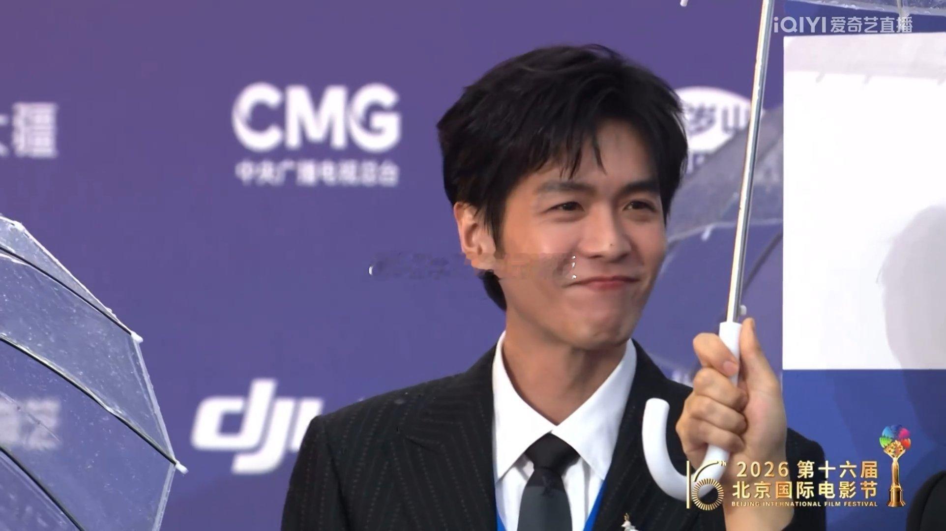 白客给张若昀打伞谁懂啊！白客给张若昀打伞这个画面也太有氛围感了！张若昀身上的公文