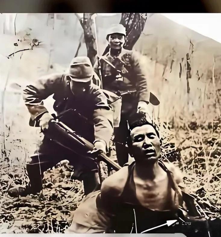日本人为了拍下这张照片有多残忍！日本人把照相机架在这个中国老农民面前，他还没有认