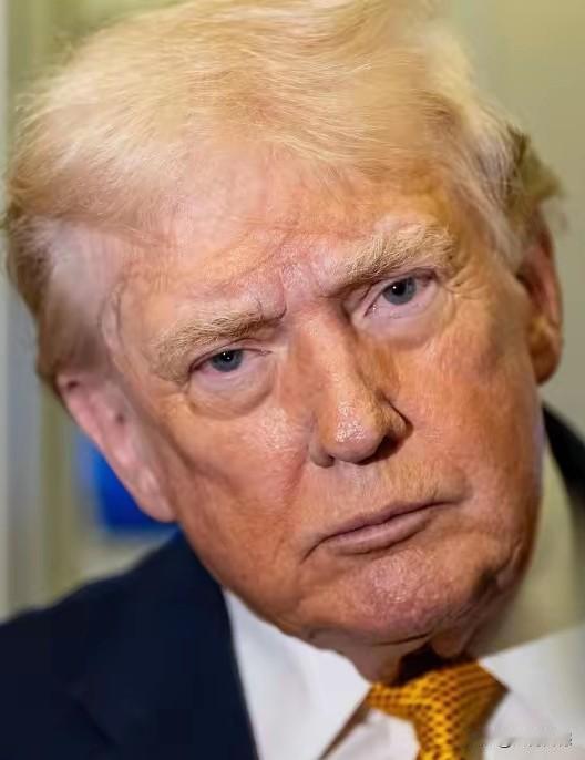 老特的眉毛和头发，基本上是一个颜色的，但是细看他的眼睫毛，又好像是黑色的，这倒是