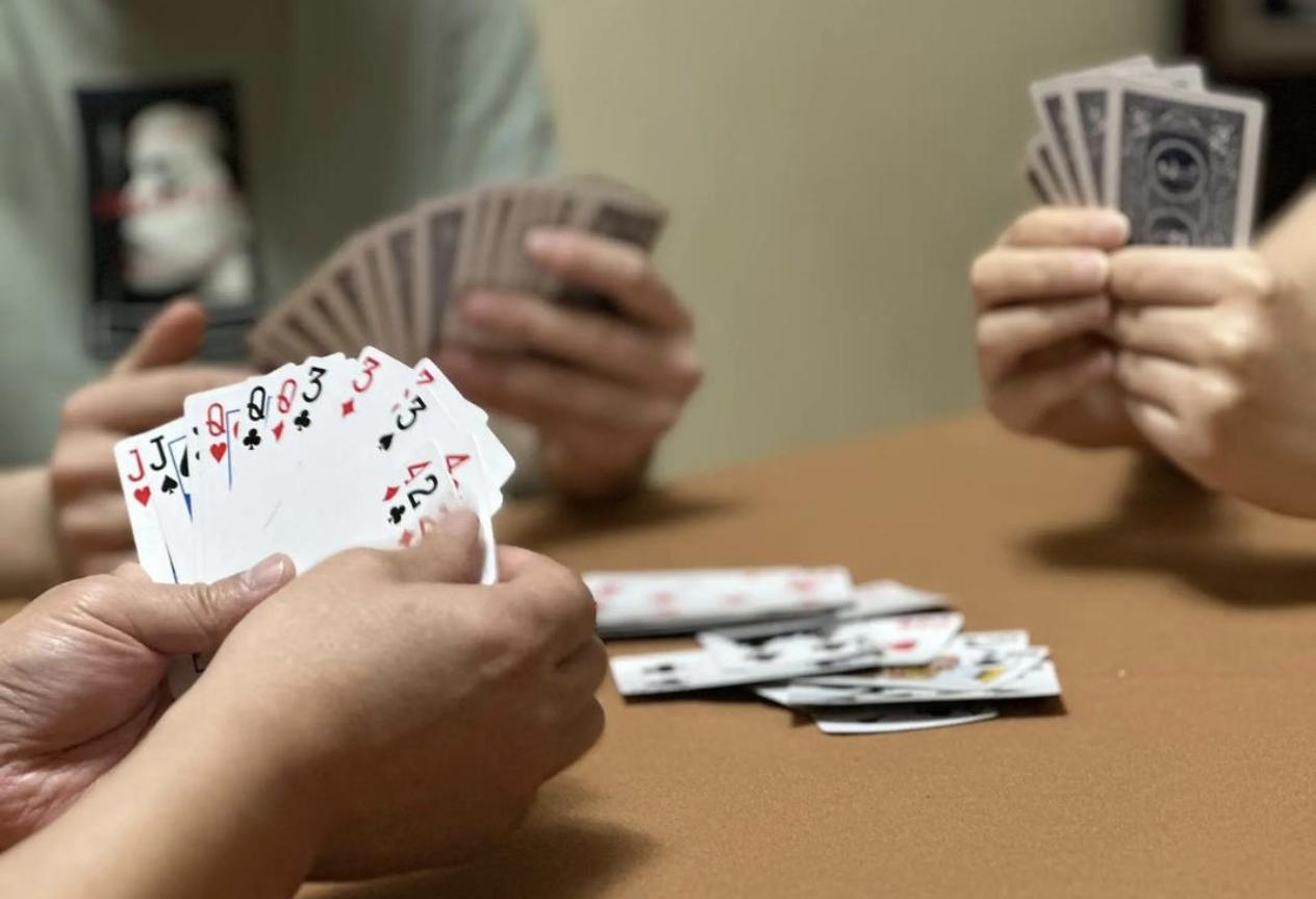 辽宁东港，一男子与邻居产生了争执，邻居借着酒劲跑来和他纠缠，撕扯中男子推倒了邻居