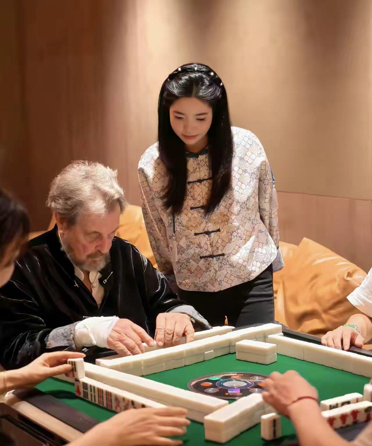 马斯克在火星算轨道，他80岁的爹在上海搓麻将。当埃隆·马斯克还在为星舰的发射