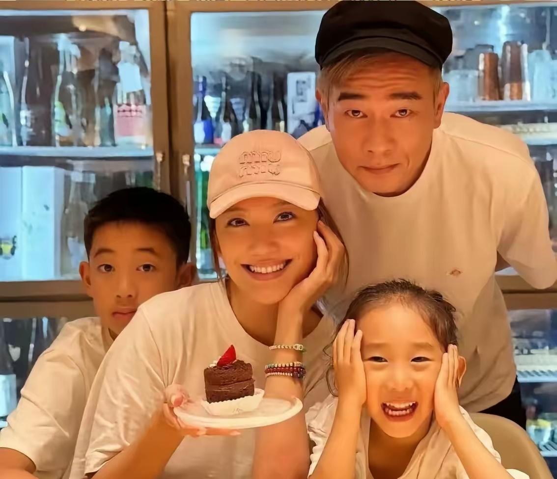 陈小春这次是真藏不住了。Jasper在校园活动里当主持人，一口流利的英语、