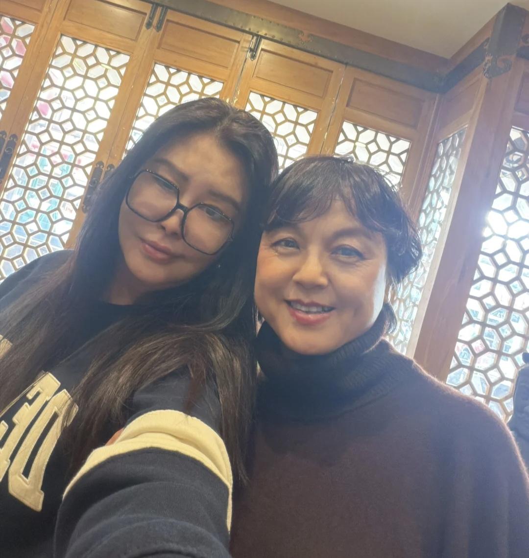 59岁王祖贤现身美国推广艾灸文化，和当地华人交流艾灸心得。她的打扮好朴素，身材臃