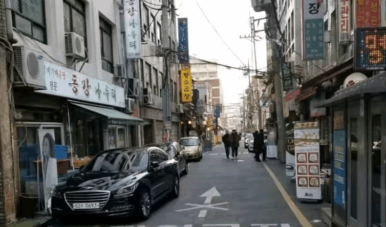 昨天和一个在韩国的朋友聊天，他透露的一个消息让我很震撼。​他说现在首尔街头，中