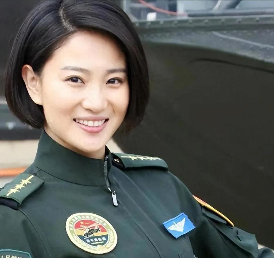 2021年3月18日的北京，侯梦莎攥着结婚证的手指微微发颤。这才没几年，5月份，