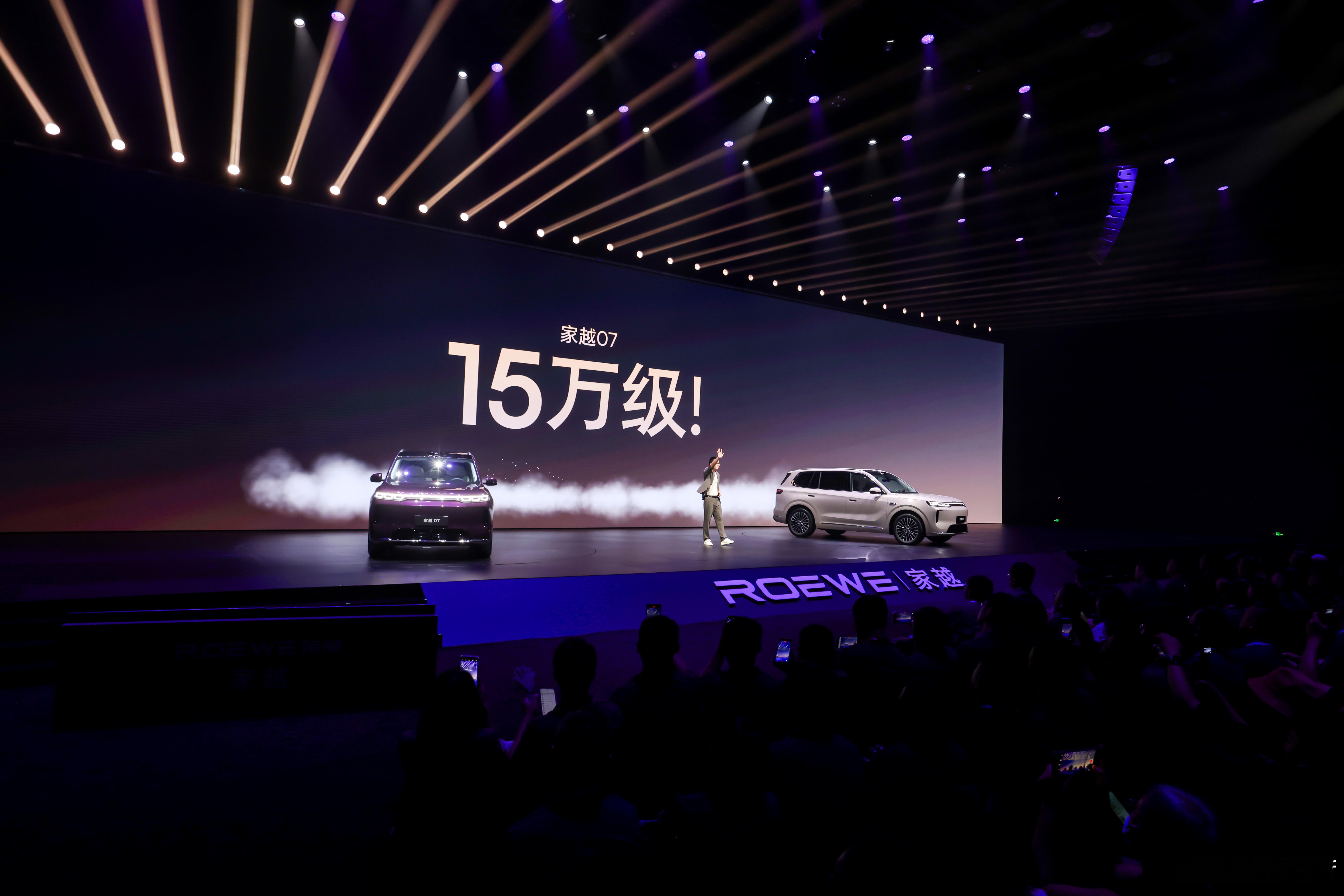 大V又拿“15万吹成25万”说事，看似犀利，实则偷换概念。他习惯性混淆了价格、价值、价值感三者的关系