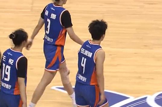 伍湘琳7秒压哨上篮，上海女篮准绝杀北京！北京时间12月11日，上海与北京女篮的