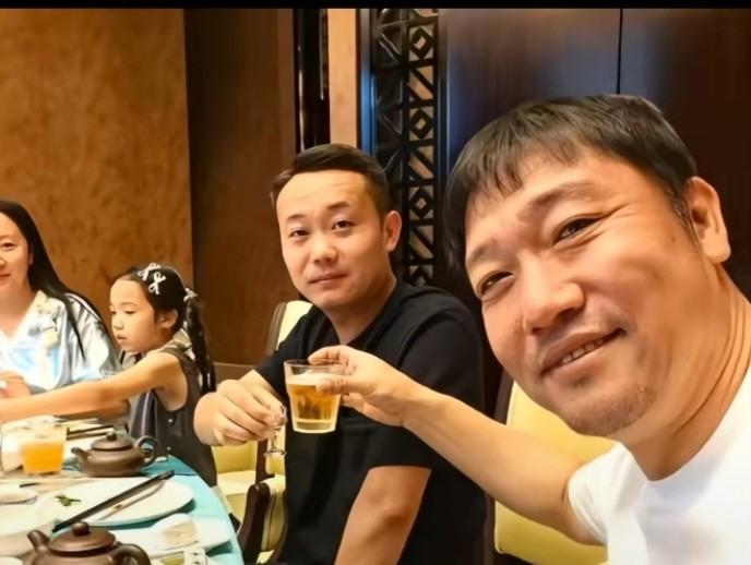 贾冰这次塌房不塌房，不敢说但有一点敢肯定那就是，以后他再也不会参加所谓的哥们