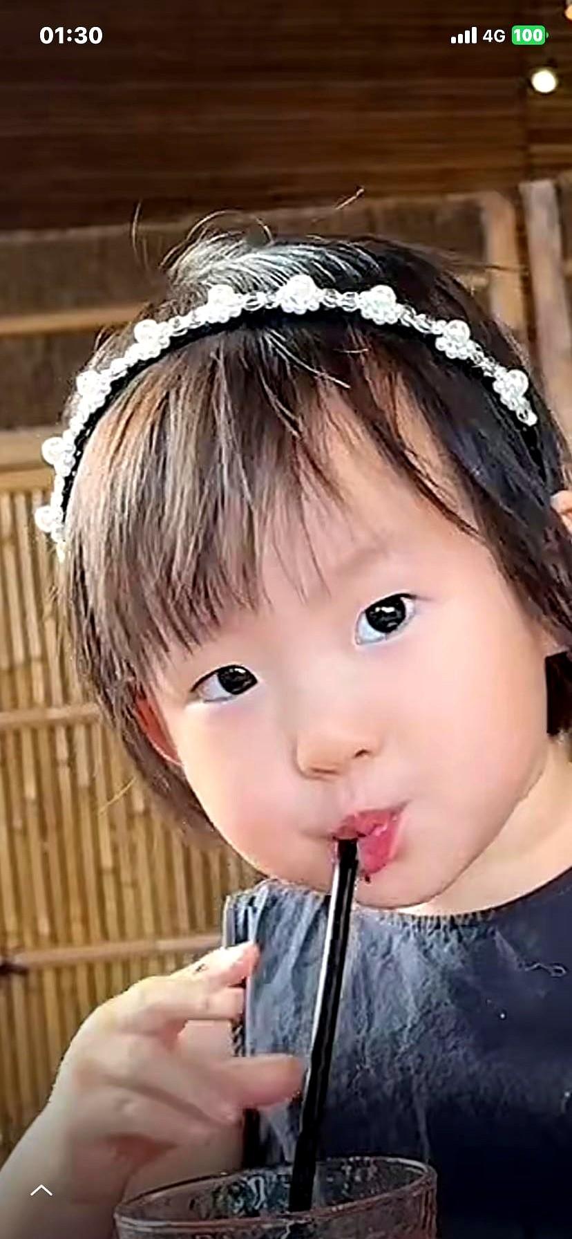 闪闪喊爸吃西瓜。基因这东西可骗不了人！你看那眼睛跟王校长简直一个模子刻出