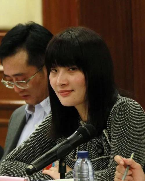 现在看宗馥莉40多岁还不结婚，原因太不简单了，以前觉得可能是因为巨额财富让她对婚