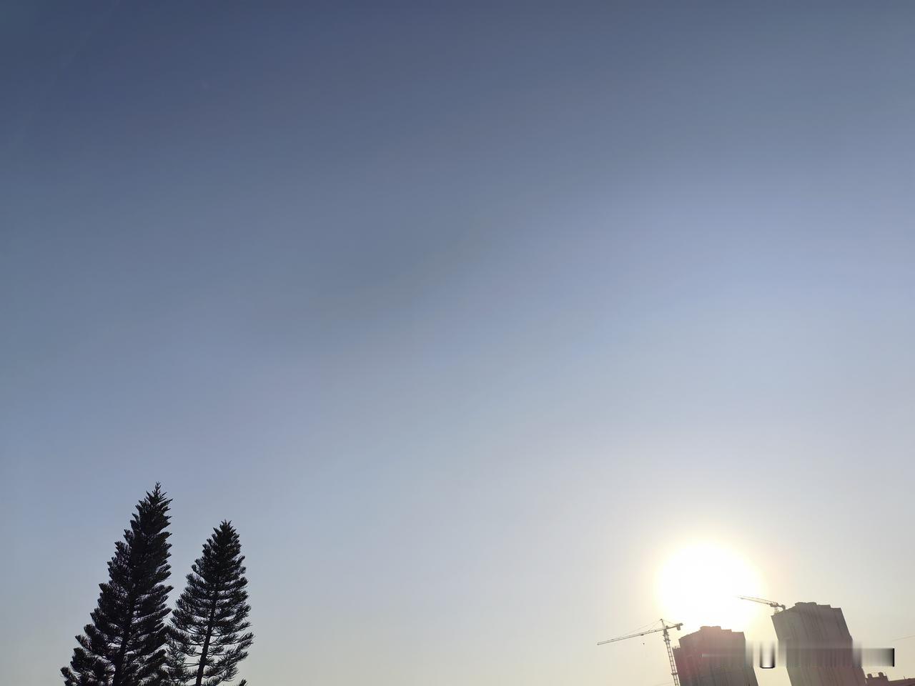 今日小寒！天气越来越冷了！未来几天广东大部持续晴而冷的天气，昼夜温差大！未来